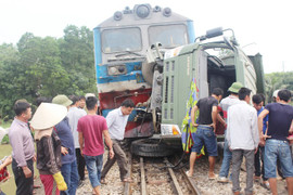 Clip: Kinh hoàng tàu hỏa đâm xe tải, đường sắt Bắc - Nam tê liệt