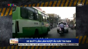 Bức xúc clip xe buýt chạy lấn làn gây tai nạn