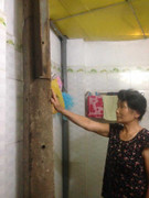 Lạ lùng cột điện mọc giữa nhà dân ở Thủ đô