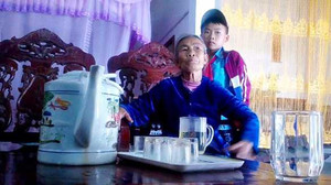 Bắt dân ký nhận 10 triệu đồng, cán bộ 'bớt xén' đến 2,2 triệu đồng?