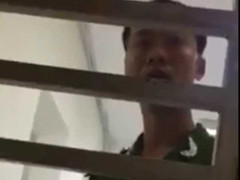Dậy sóng clip công an phường nhổ nước bọt vào dân