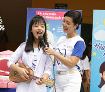 Chiều Xuân cầm mic cho con gái Hồng Khanh hát suốt phần biểu diễn