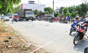 Khiêng nạn nhân đang hấp hối vào lề đường rồi bỏ đi