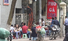 Ngang nhiên 'cướp vỉa hè', chặn cổng cơ quan nhà nước làm bãi đỗ xe ở Hà Nội
