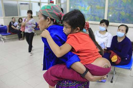 Mẹ con bé gái ‘người vượn’ đến Hà Nội như lạc vào hành tinh khác