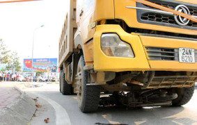 Mẹ chở con gái chết thảm dưới gầm xe tải