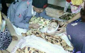 Nữ ngôi sao nhạc pop bị rắn cắn chết khi biểu diễn trên sân khấu