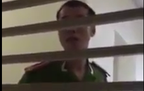 Người mặc sắc phục công an nhổ nước bọt vào mặt dân vì không được mở cửa