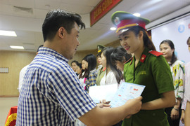 Trao gần 900 triệu đồng tiền học bổng cho sinh viên nghèo vượt khó