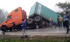 Chánh văn phòng huyện bị xe đầu kéo cán chết thảm