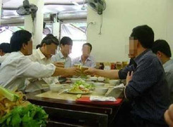 Cục trưởng thi hành án dùng bia rượu trong giờ hành chính bị kiểm điểm