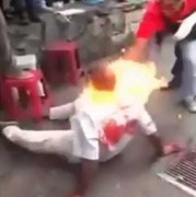 Kinh hoàng cảnh kẻ trộm xe buýt bị dân thiêu sống