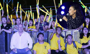 Xúc động hình ảnh chồng Tây ngồi cùng fans cổ vũ cho Thu Minh