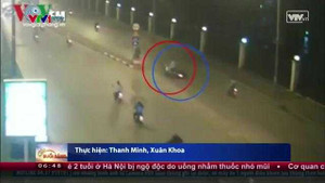 Clip: Chuyển hướng sai làn, xe máy bị húc văng thảm khốc ở cửa hầm Kim Liên