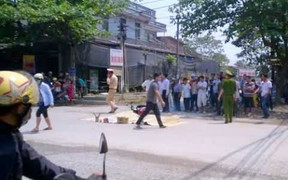 Xe tải cán 2 mẹ con chết thảm rồi bỏ chạy