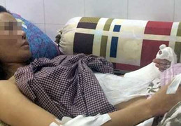 'Ngáo đá' tự đâm dao vào bụng, chém suýt lìa tay một phụ nữ