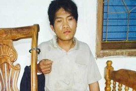 Ôm 2 bánh heroin, rút súng bắn lực lượng chức năng hòng tẩu thoát