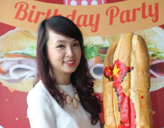 'Vua đầu bếp' Minh Nhật bán bánh mì 'Chị Dậu' bảo trợ người nghèo