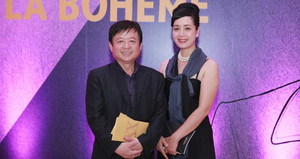 Vợ chồng Chiều Xuân - Đỗ Hồng Quân tình cảm sánh đôi xem nhạc kịch kinh điển
