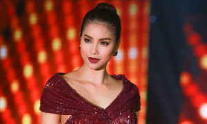 Hoa hậu Phạm Hương đẹp lộng lẫy trên sàn catwalk
