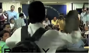 Chủ tịch Hội đồng Bộ trưởng Delhi, Ấn Độ hứng 'giầy bay' khi phát biểu