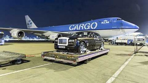 Xem dàn xe Rolls-Royce lên Boeing 747 đến nơi nhập khẩu