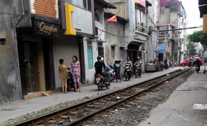 Mẹ phạt con cởi truồng đi trên phố vì ăn trộm tiền