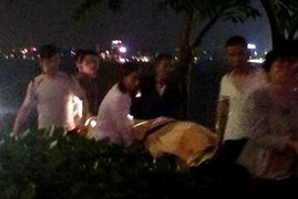 Đi thuyền trên Hồ Tây, hoảng hốt thấy xác người nổi lềnh bềnh