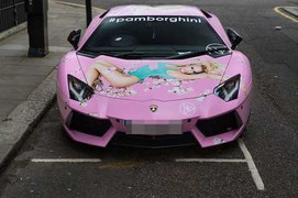 Chiếc Lamborghini Aventador hồng giá 300.000 đôla được in hình “em bé của 100 năm”