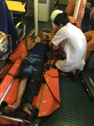 Vượt sóng đưa ngư dân bị gãy chân trên biển vào bờ