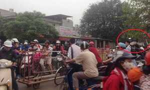 Tàu hỏa phanh gấp tránh đoàn xe máy ùn ùn lách qua rào chắn