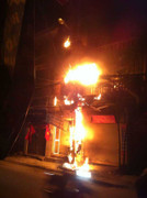 Giải cứu 2 cụ già trong ngôi nhà rực lửa giữa thủ đô