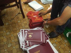 Triệt phá đường dây sản xuất hàng ngàn bằng cấp giả