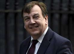 Bộ trưởng Anh thừa nhận hẹn hò với gái làng chơi