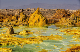 Những người 'bạo gan' kiếm tiền bên 'cổng địa ngục'