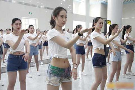 Đã mắt hình ảnh tiếp viên hàng không xinh đẹp tập võ