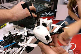 Máy bay không người lái giá chỉ 10 triệu đồng, kèm bộ điều khiển