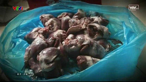 Clip: Thương hiệu lớn bán thực phẩm đông lạnh thâm đen, thối rữa
