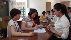 Clip: Xếp hàng dài mua tiền lưu niệm có chữ ký thống đốc