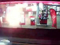 Clip: Kinh hoàng người đàn ông châm lửa tự thiêu tại cây xăng