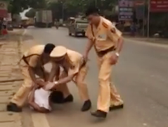 Video: Nổ súng khống chế kẻ cầm dao dọa chém CSGT