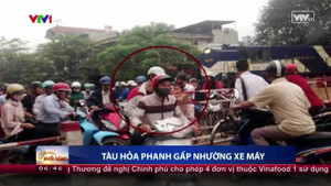 Chỉ có ở Việt Nam: Tàu hỏa phanh gấp ‘nhường’ xe máy qua đường ray
