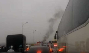 Xe máy cháy trơ khung trên cầu Vĩnh Tuy