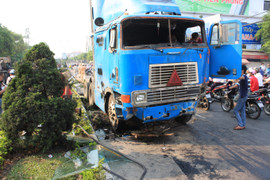 Xe đầu kéo ủi hàng loạt trụ điện rồi lật nhào như phim