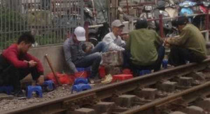 Bẫy chết người ở 'phố giải khát' bên đường ray tàu hoả