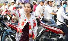 Người phụ nữ cầm dép và mũ bảo hiểm đại náo chốn pháp đình