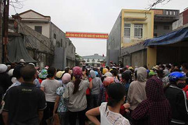 Công nhân ném trứng thối, mắm tôm trước cổng công ty