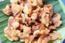 Dân sành Hà Nội tranh mua tóp mỡ ăn dè