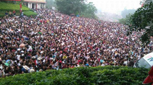 Người già, trẻ con giữa hàng triệu người ùn ùn đi lễ vua Hùng