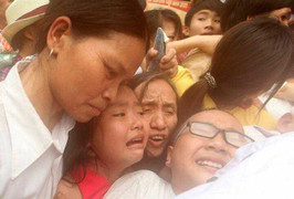 Muôn kiểu khóc cười, chen lấn giữa biển người dự khai hội đền Hùng